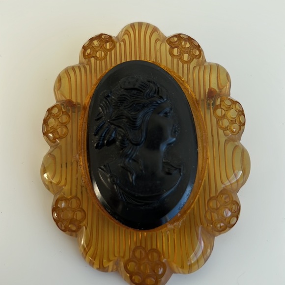Beautiful Bakelite Cameo Brooch - Picture 2 of 4